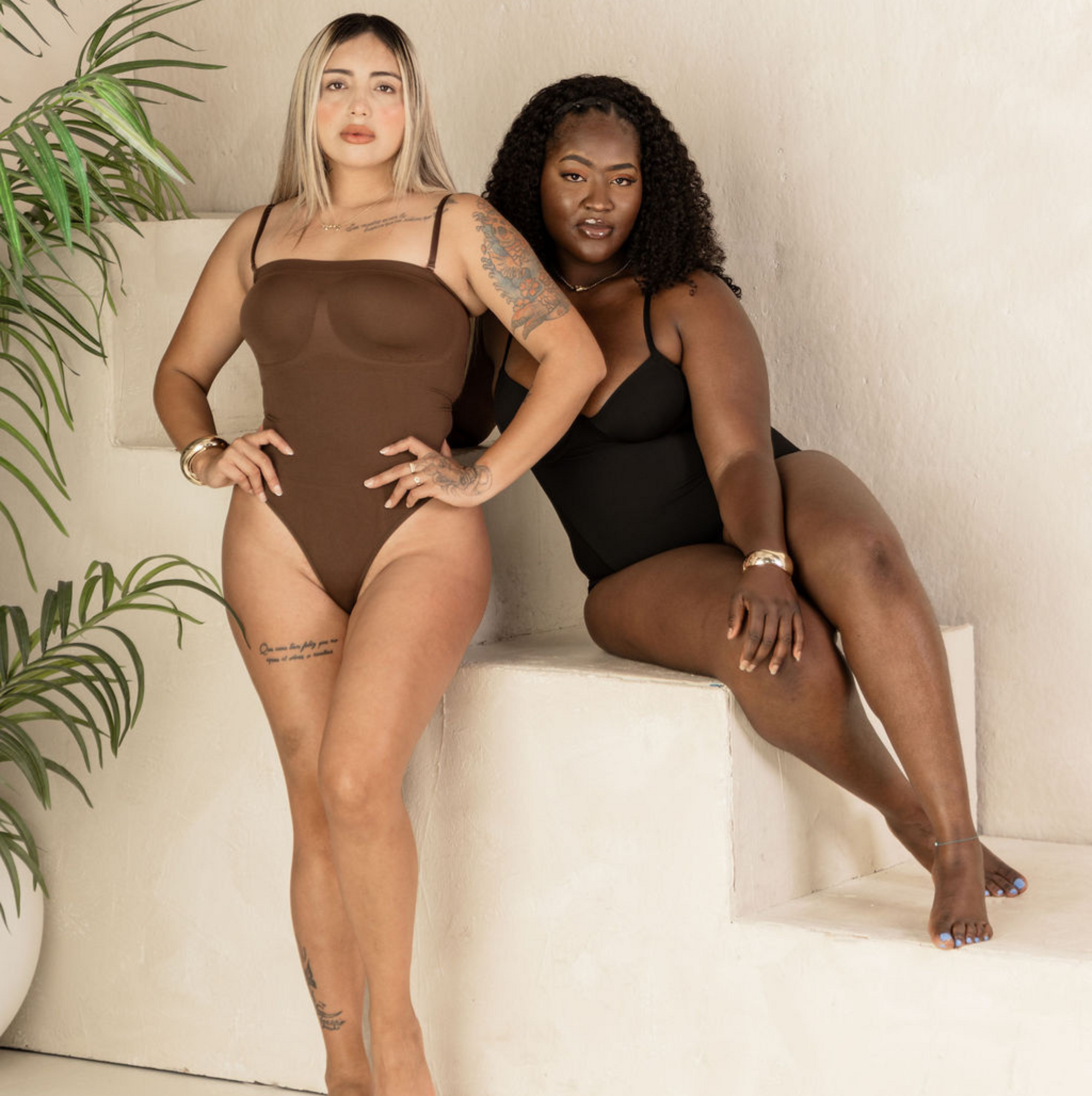 Detachable straps, black body shape wear, thong.