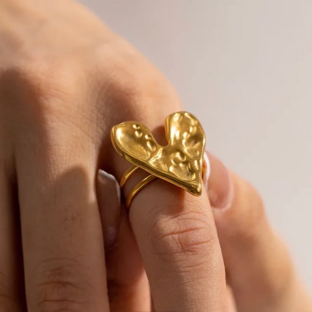 GOLD HAMMERED HEART RING